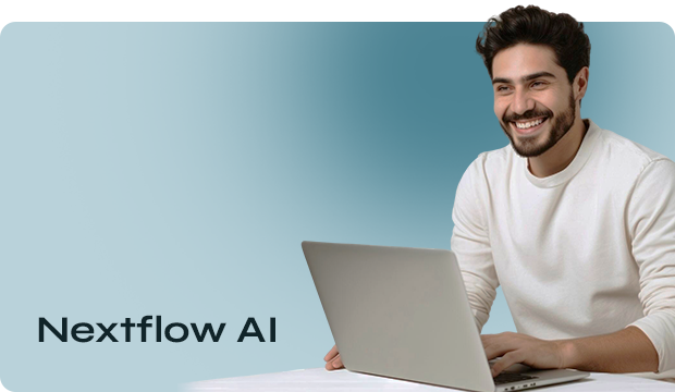 Homem sorridente usando um laptop, em fundo degradê azul, com a marca “Nextflow AI” à esquerda.