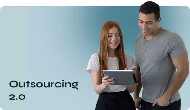 Uma mulher ruiva com uma camisa branca e calça preta segurando um Tablet, ao lado dela um home alto com uma camisa cinza, ao lado delas escrito Outsourcing 2.0
